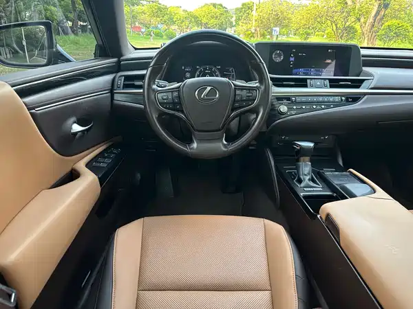 Lexus ES 2020