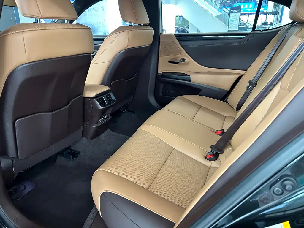 Lexus ES 2018 — фото 12