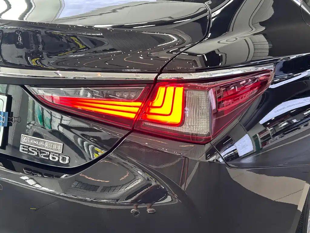 Lexus ES 2018 — фото 14