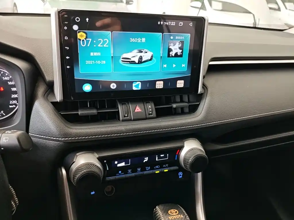 Toyota RAV4 2021 — фото 13