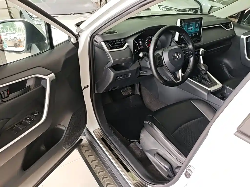 Toyota RAV4 2021 — фото 16