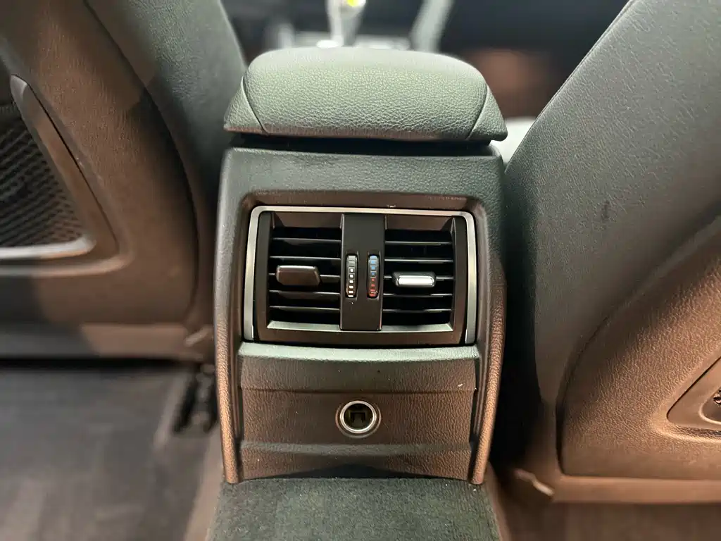 BMW 3 Series 2018 — фото 25