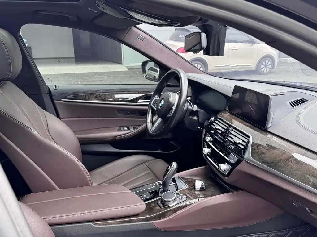 BMW 5 Series 2018 — фото 15