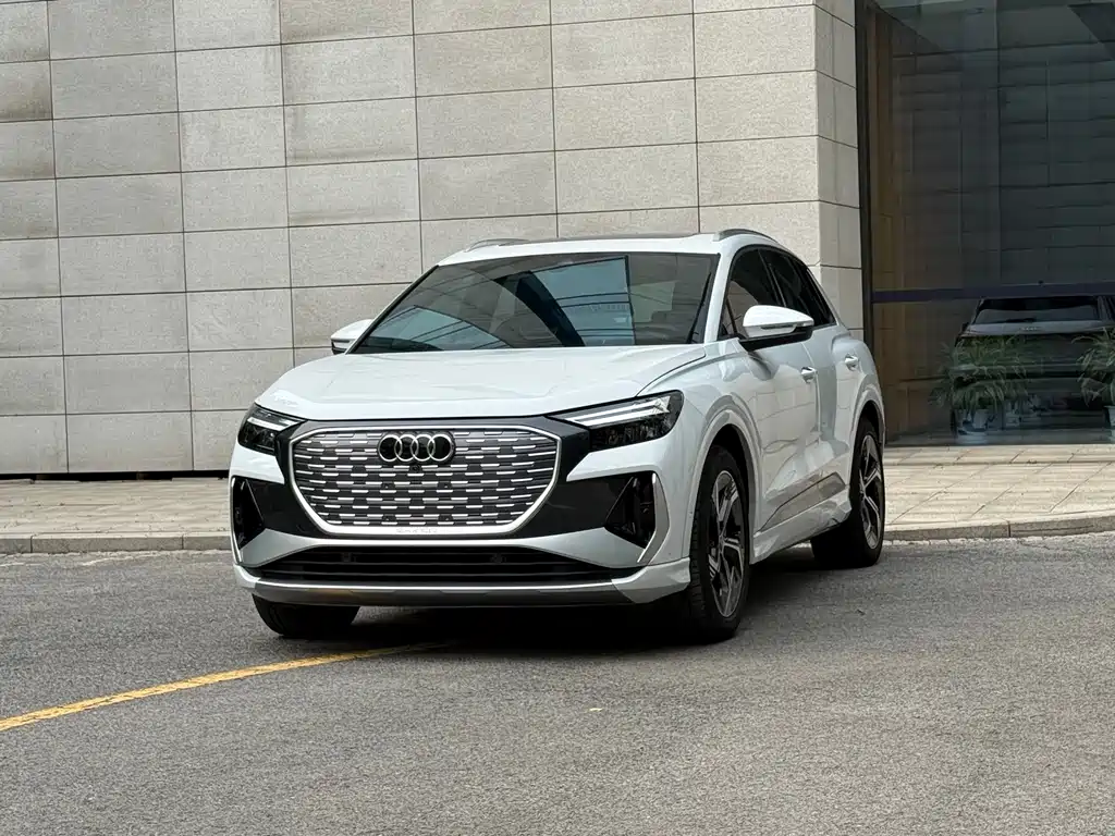 Audi Q4 e-tron 2023 — фото 1