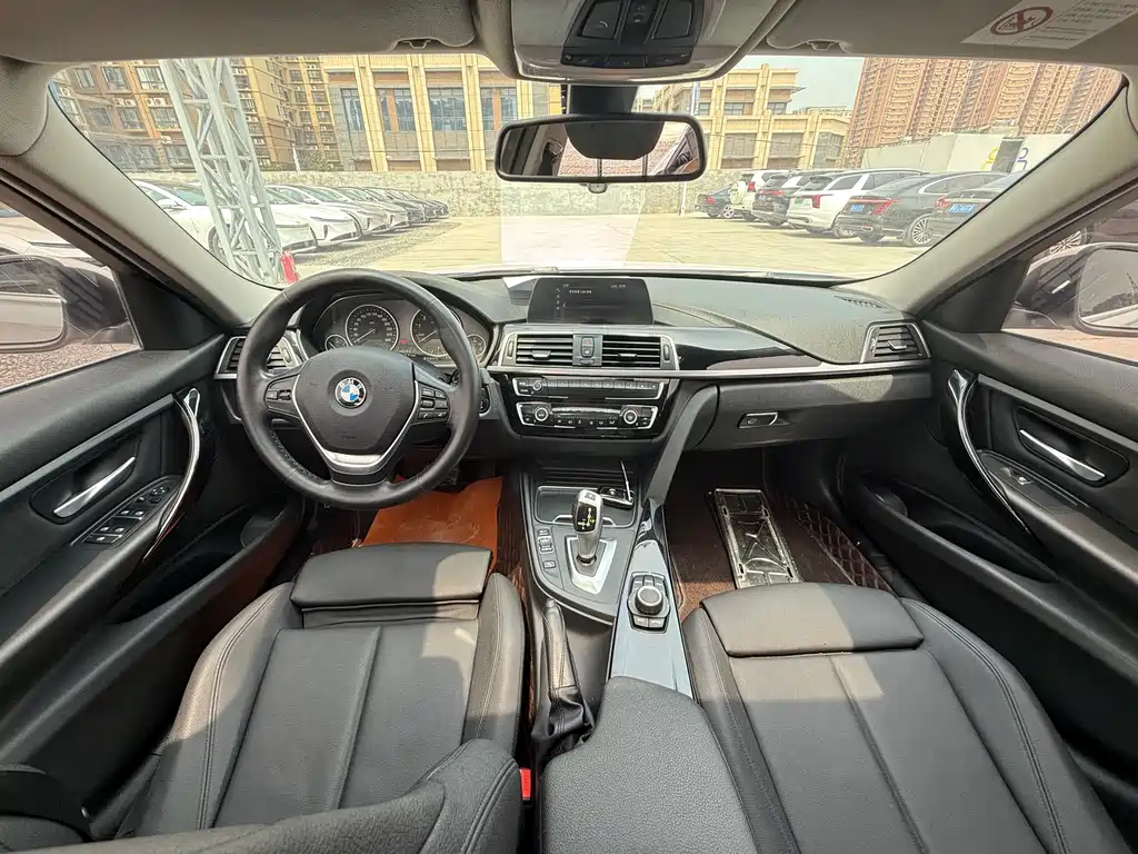 BMW 3 Series 2018 — фото 9