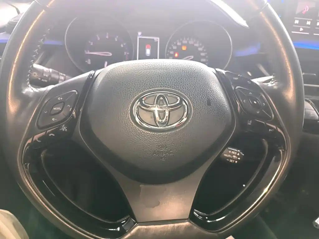 Toyota C-HR 2019 — фото 11