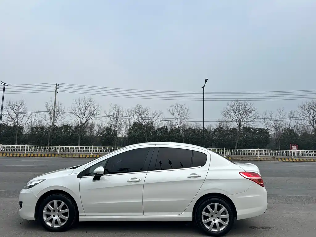 Peugeot 308 2016 — фото 2