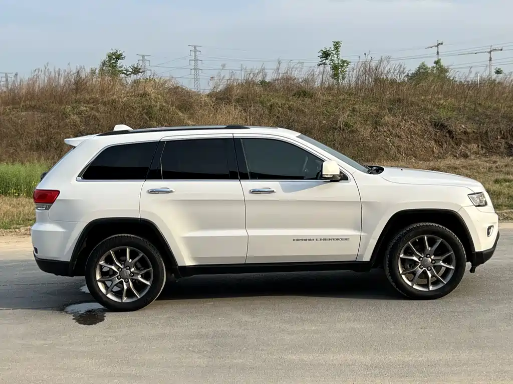 Jeep Grand Cherokee 2017 — фото 8
