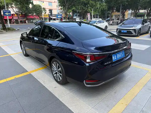 Lexus ES 2020