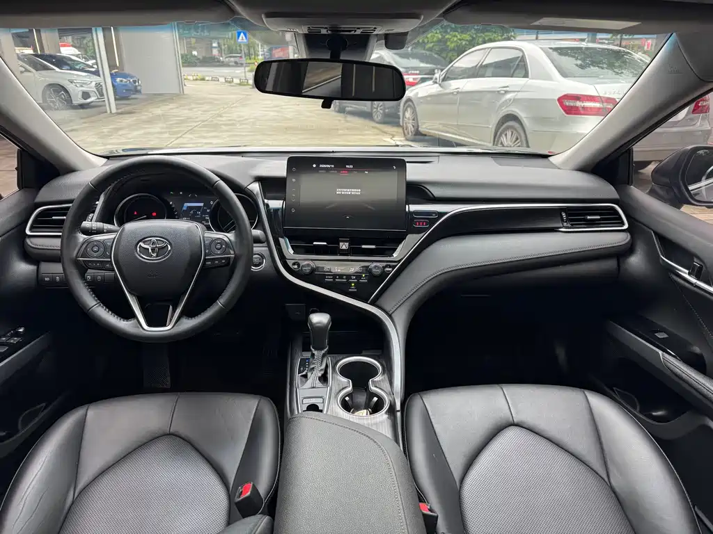 Toyota Camry 2023 — фото 8