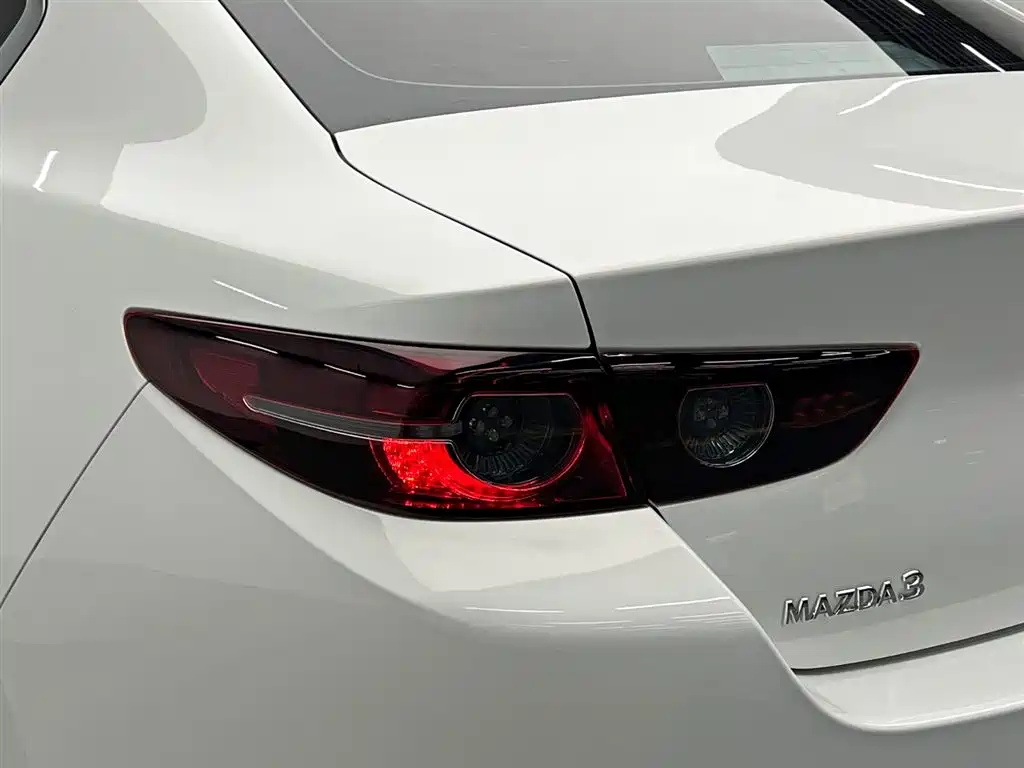 Mazda 3 Axela 2024 — фото 10