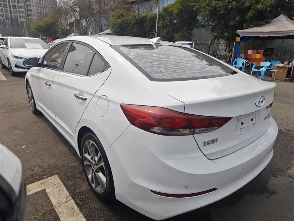 Hyundai Elantra 2016 — фото 23