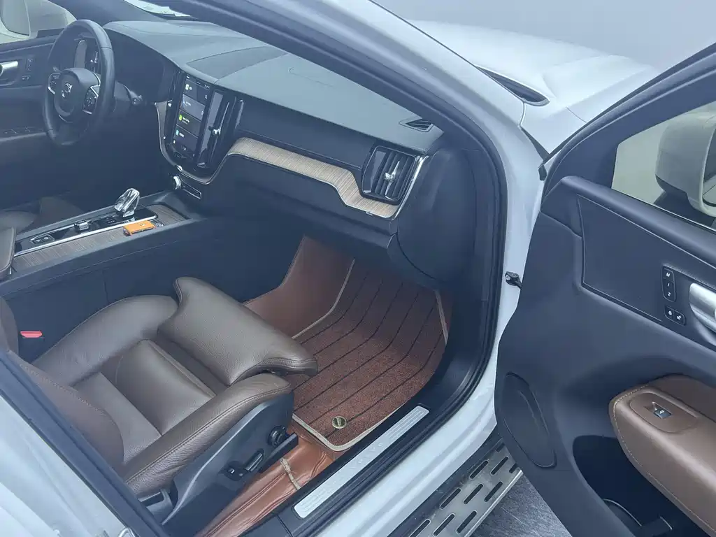 Volvo XC60 2023 — фото 15
