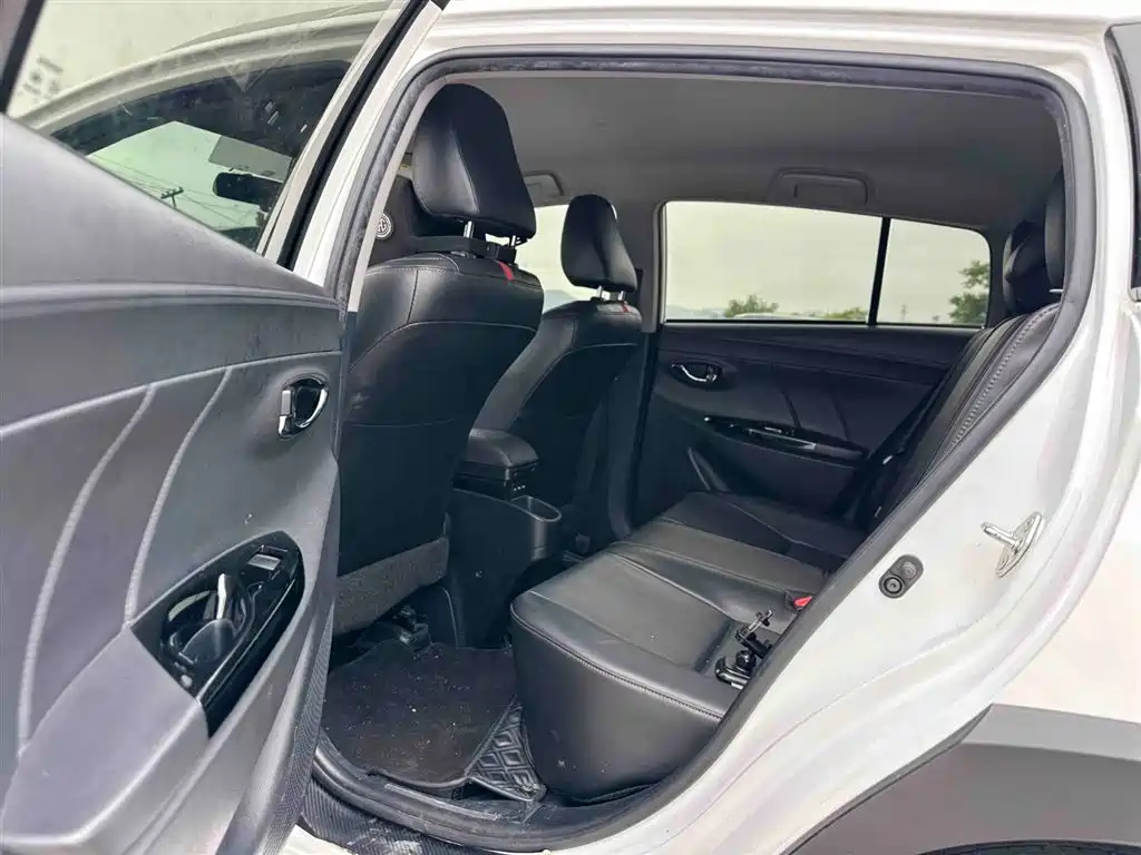 Toyota Yaris L 2022 — фото 9