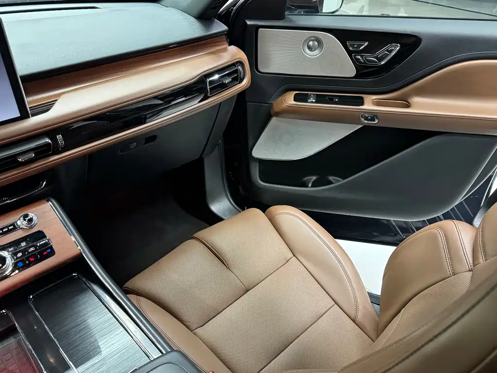 Lincoln Aviator 2022 — фото 15