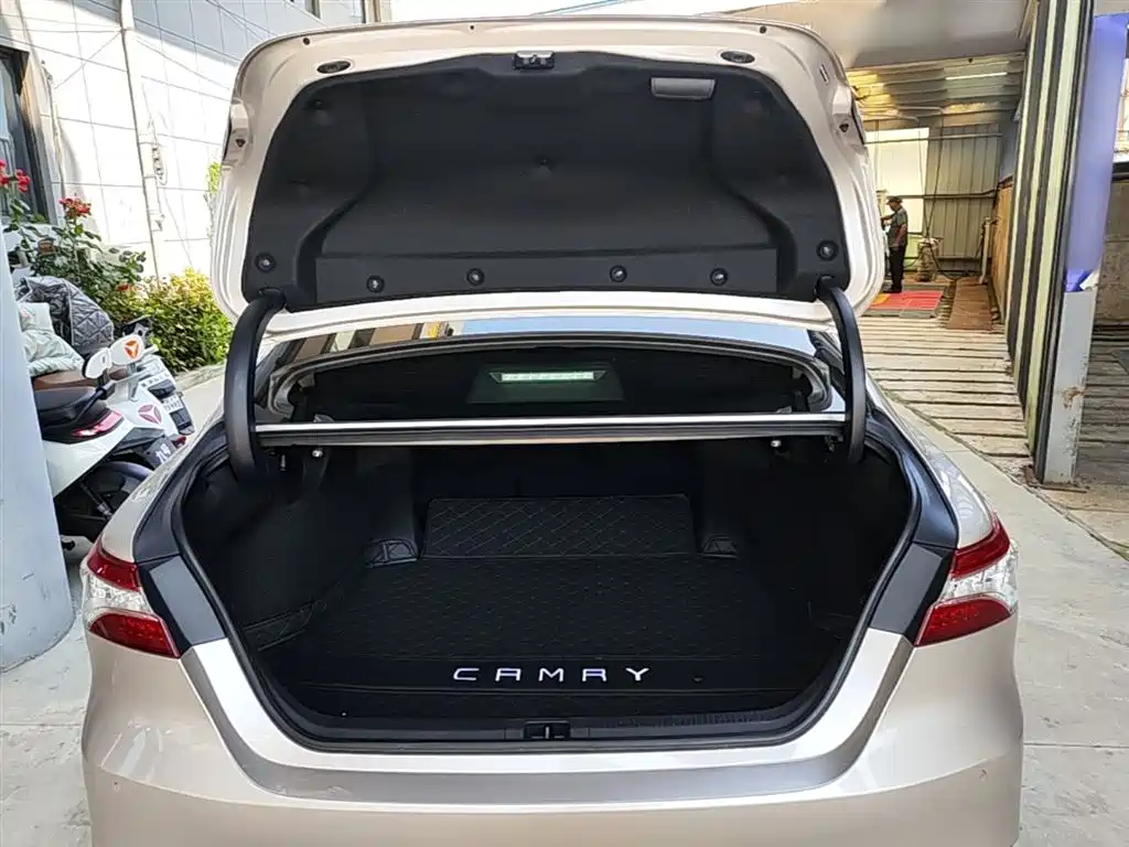 Toyota Camry 2022 — фото 19