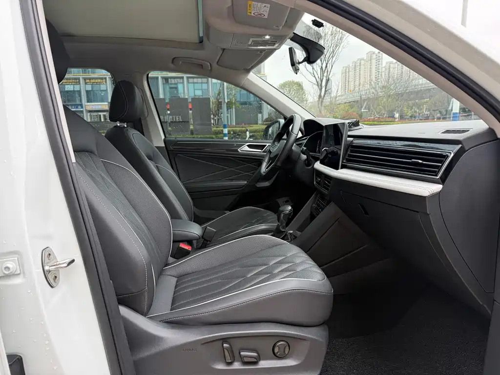 Volkswagen Tiguan L 2023 — фото 9