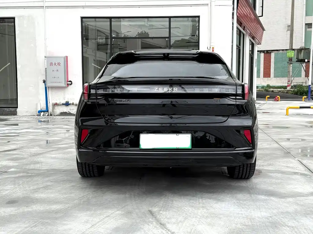 Zeekr 001 2025