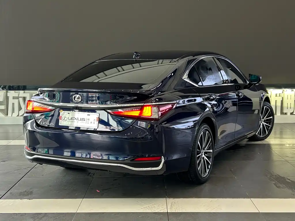Lexus ES 2024