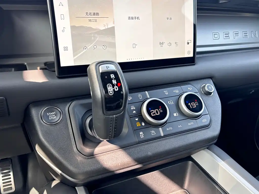 Land Rover Defender 2024 — фото 19