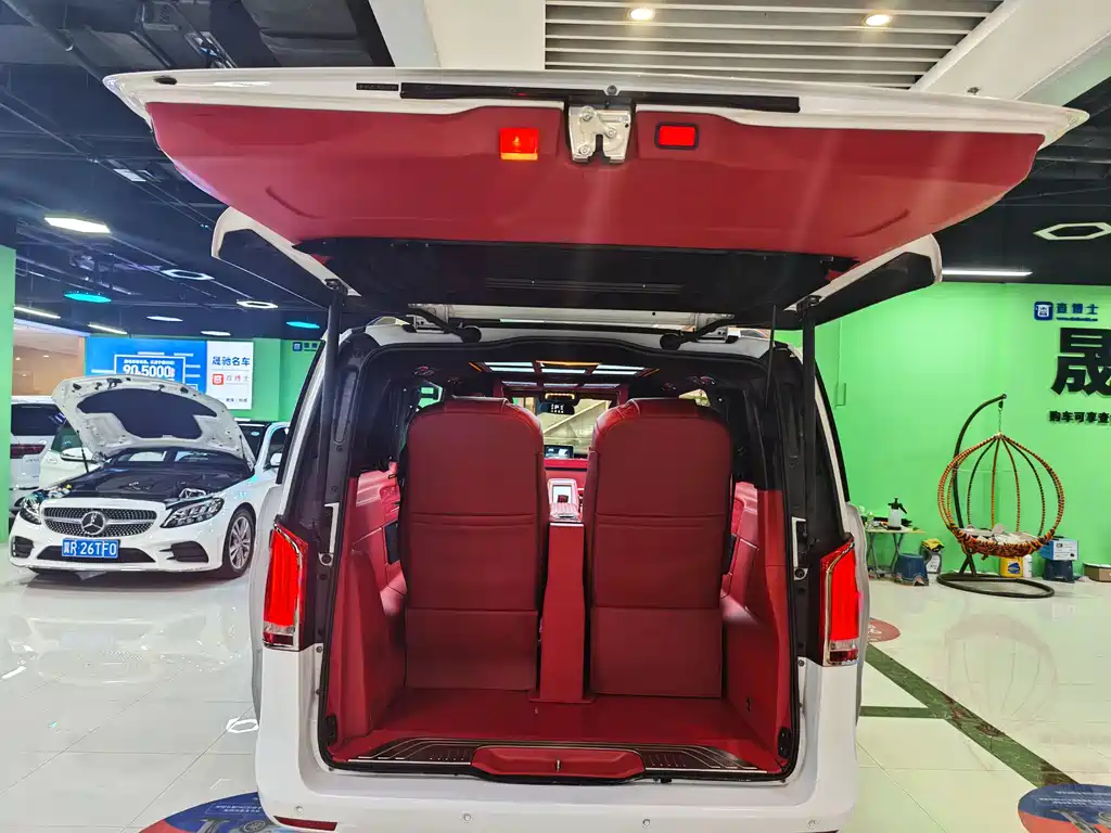 Mercedes-Benz V-Class 2018 — фото 25