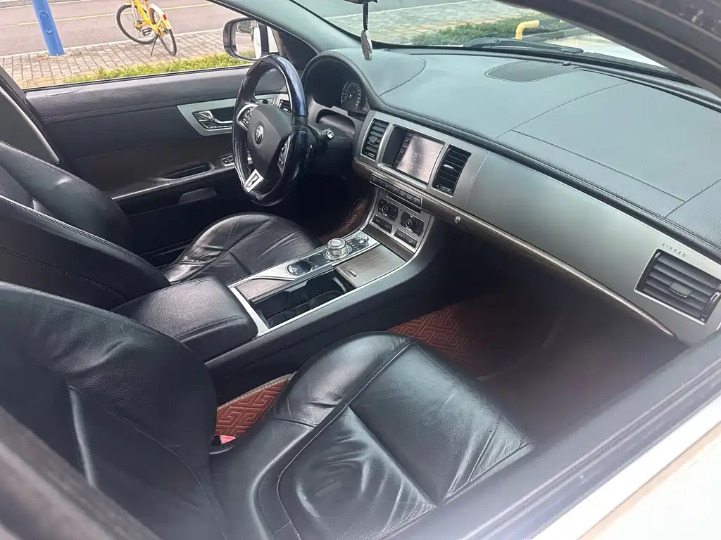 Jaguar XF 2013 — фото 15