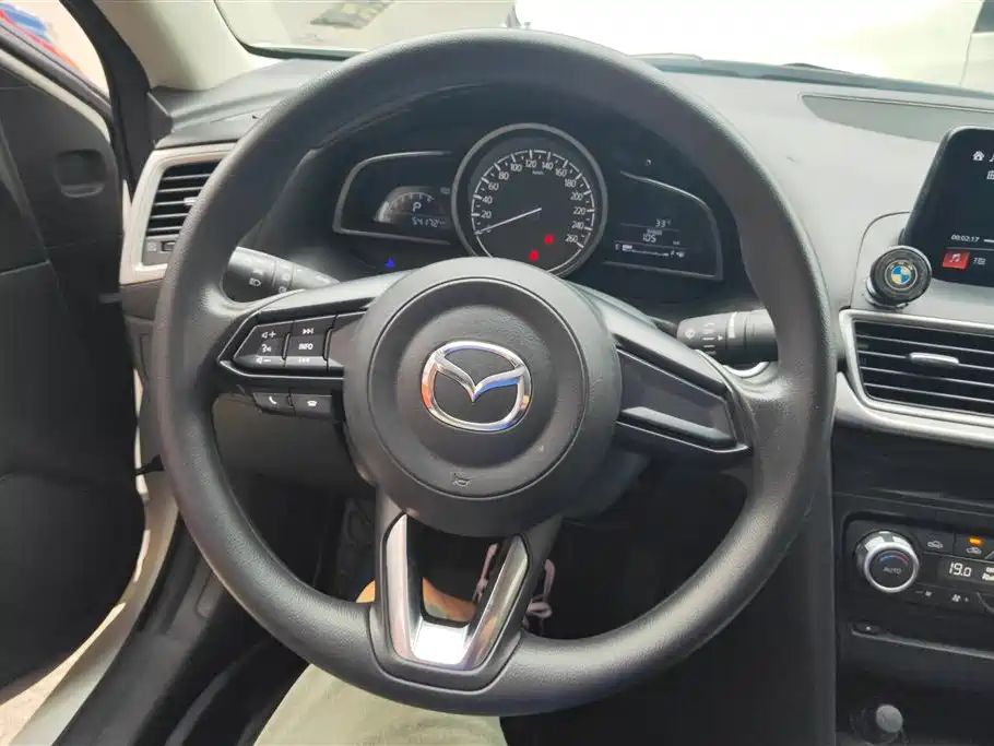 Mazda 3 Axela 2019 — фото 15