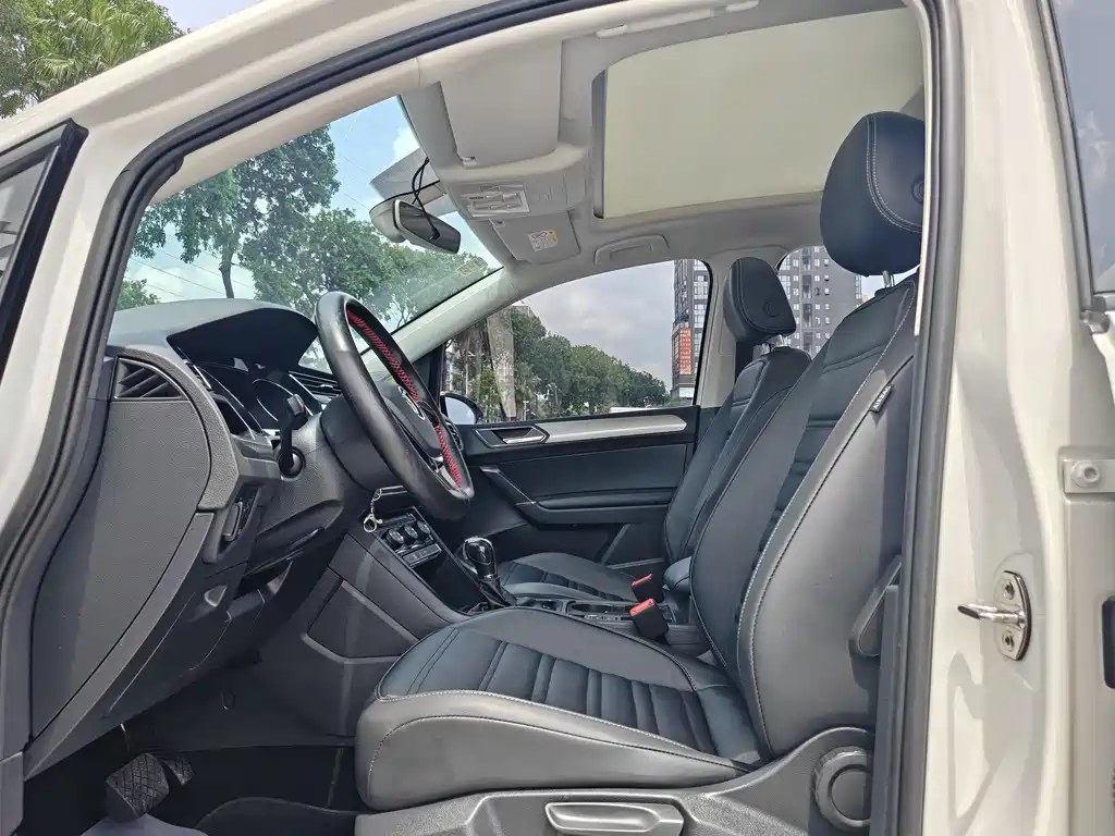 Volkswagen Touran 2018 — фото 13