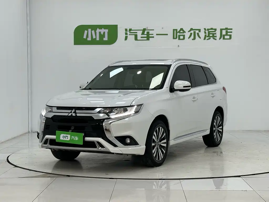 Mitsubishi Outlander 2022 — фото 1