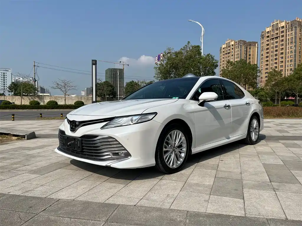 Toyota Camry 2018 — фото 1