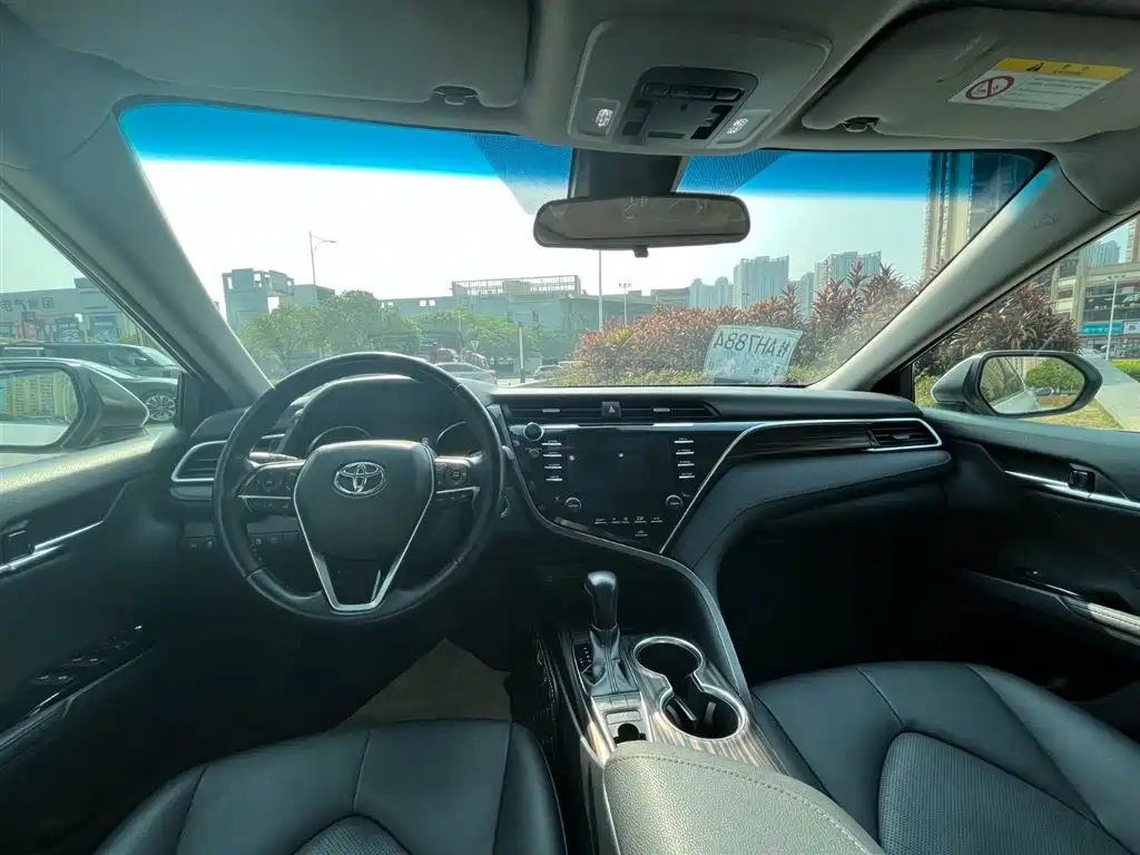 Toyota Camry 2018 — фото 10