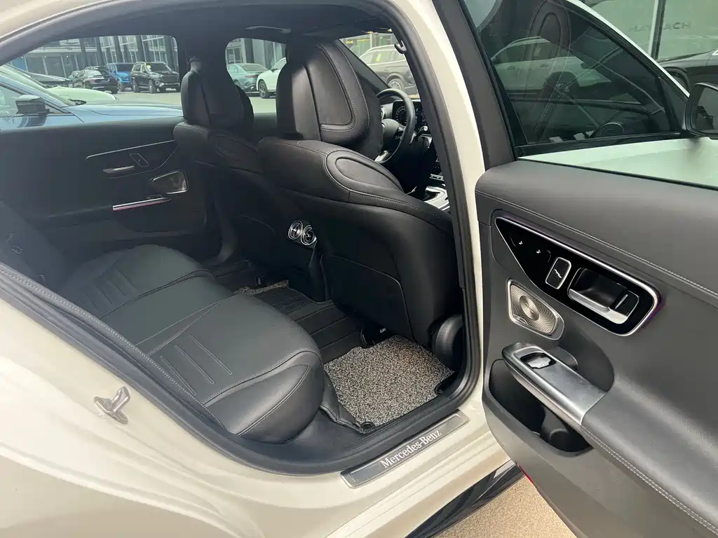 Mercedes-Benz C-Class 2023 — фото 11