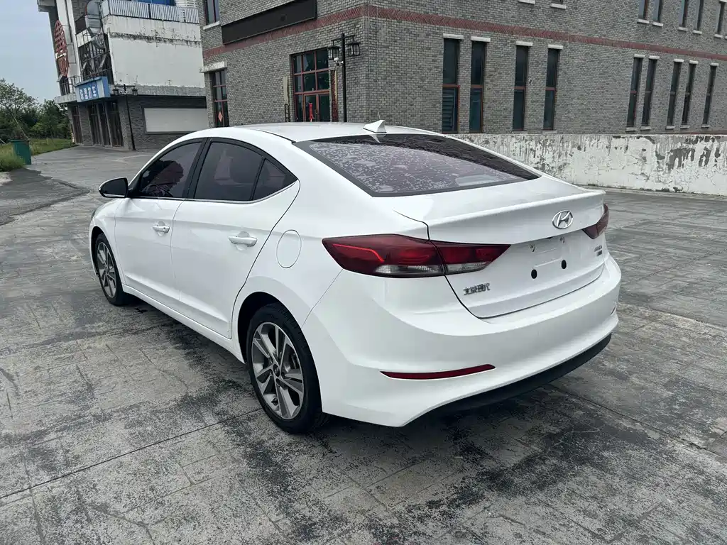 Hyundai Elantra 2017 — фото 7