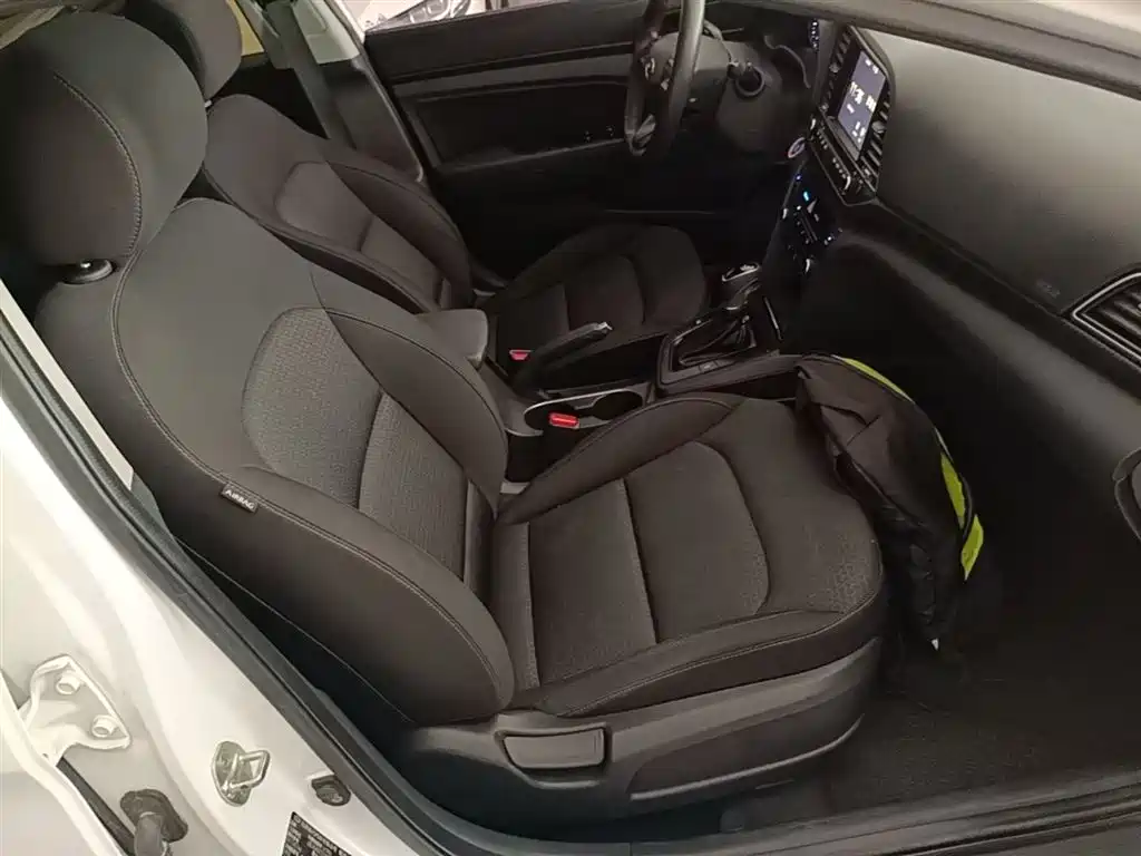 Hyundai Elantra 2018 — фото 25