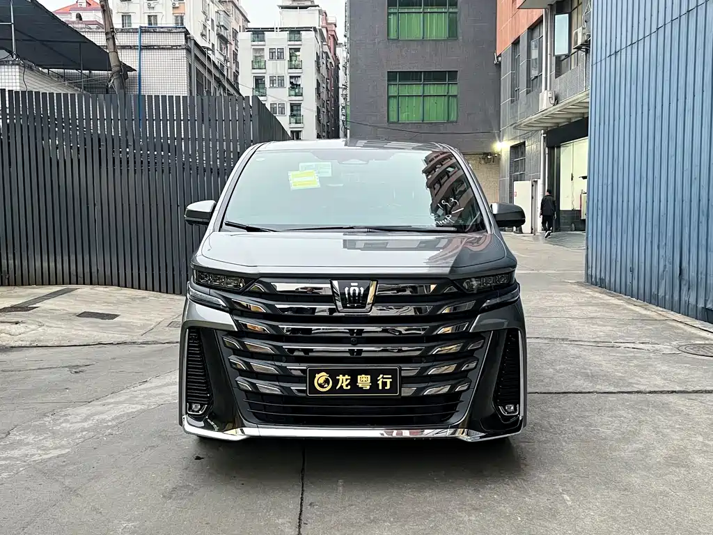Toyota Vellfire — фото 1