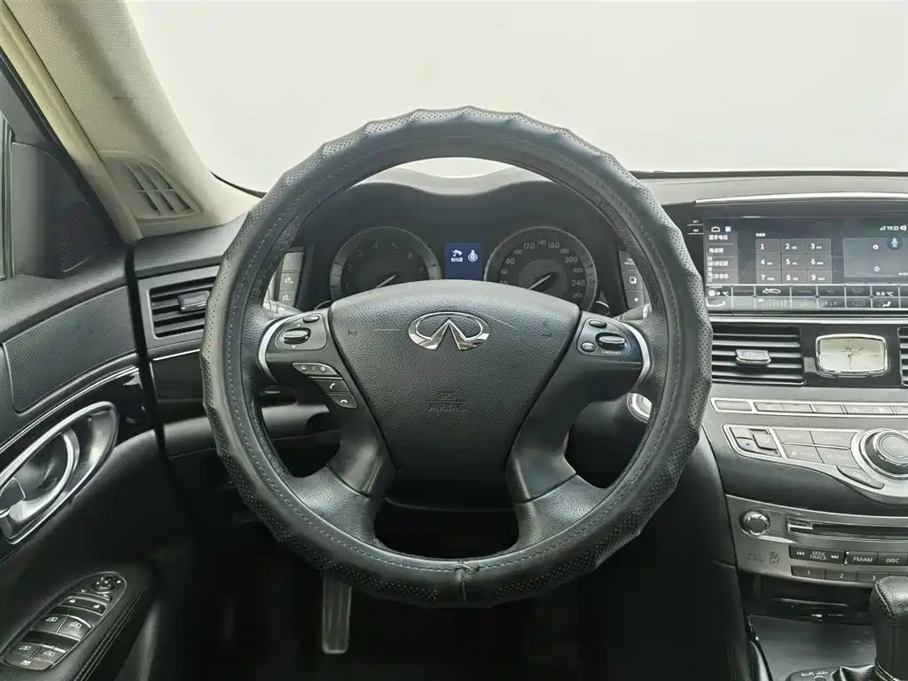 Infiniti Q70 2017 — фото 11