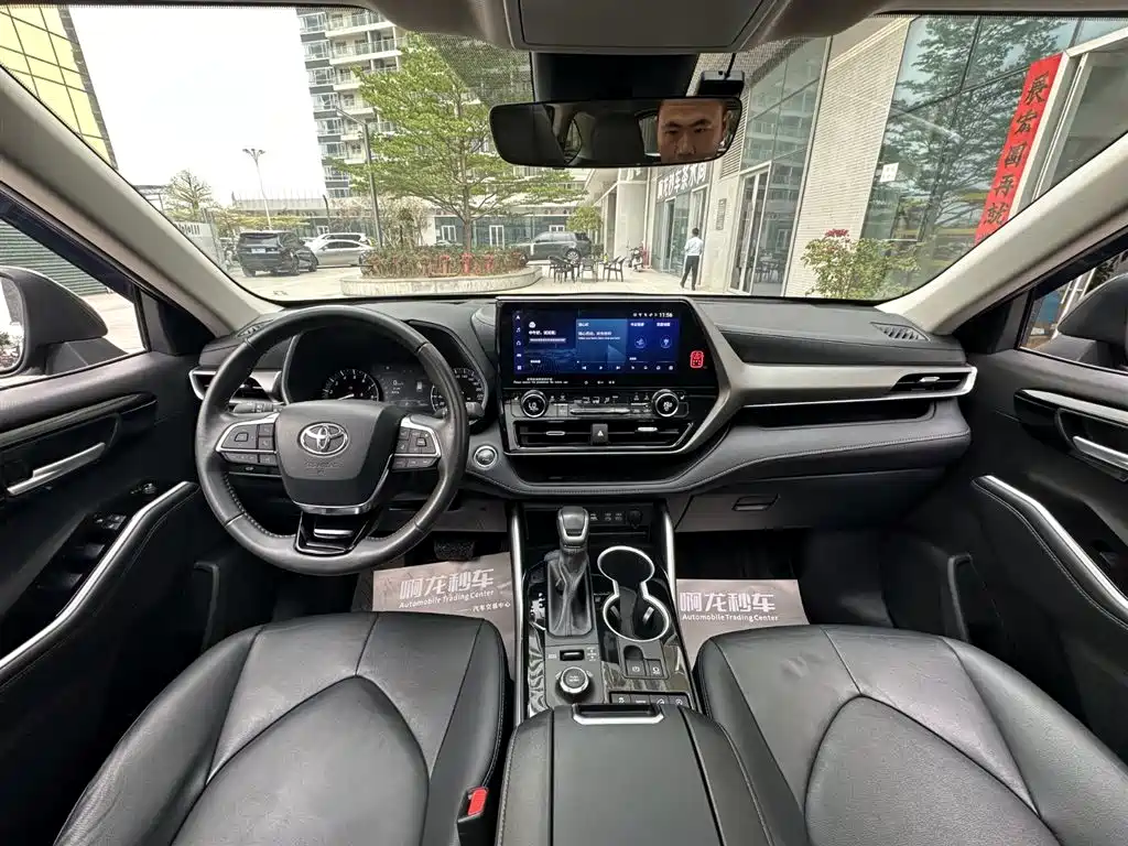 Toyota Highlander 2023 — фото 16