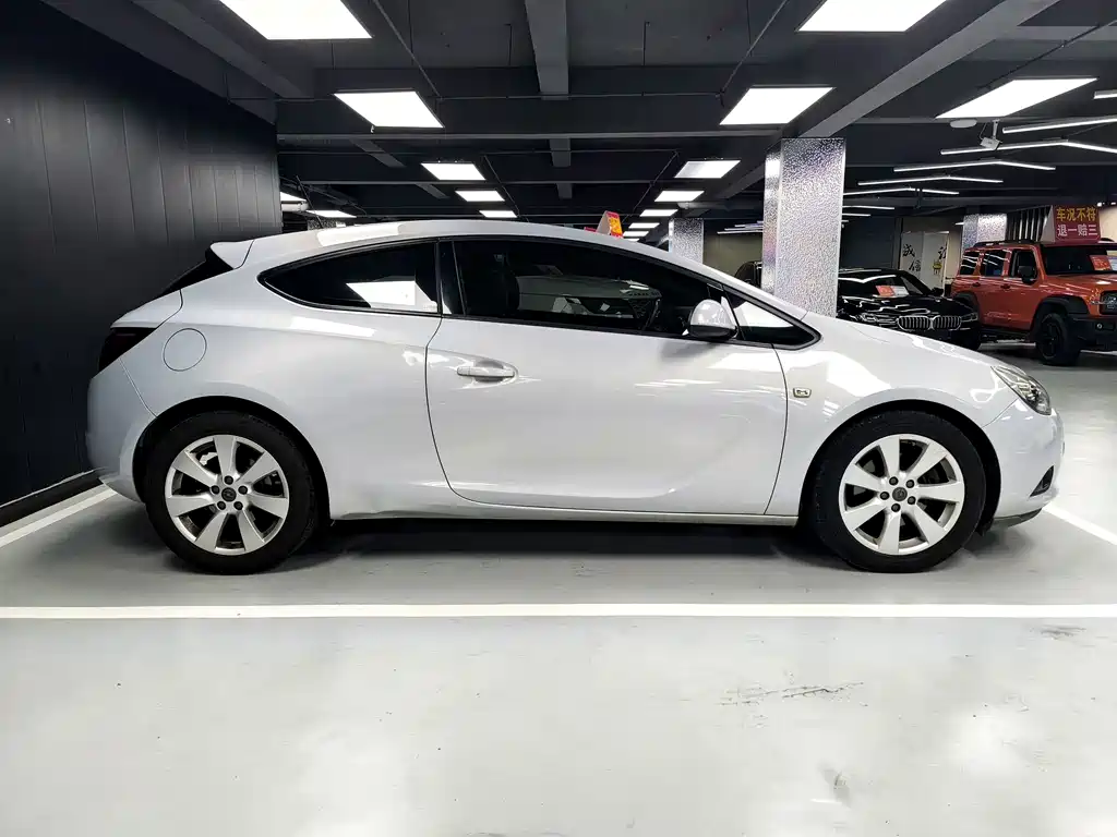 Opel Astra 2014 — фото 4