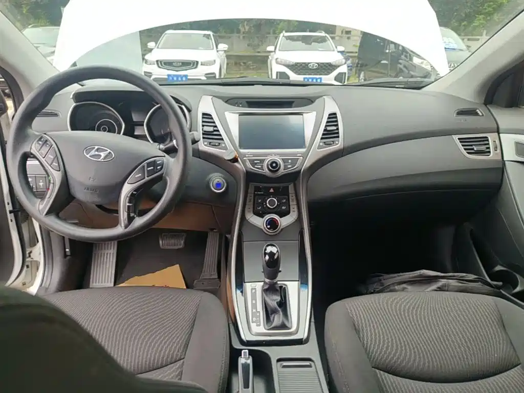Hyundai Elantra Langdong 2016 — фото 10