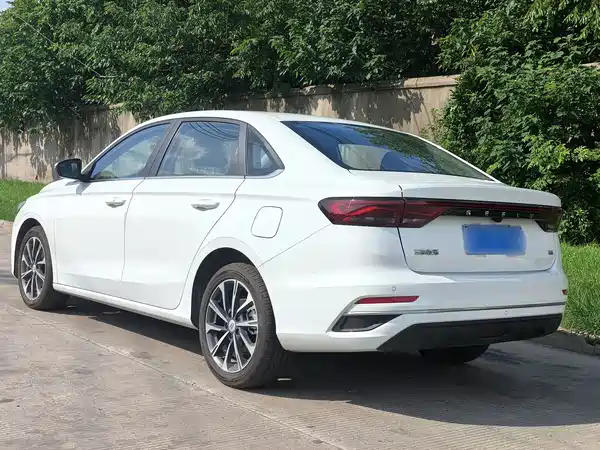 Geely Emgrand 2023
