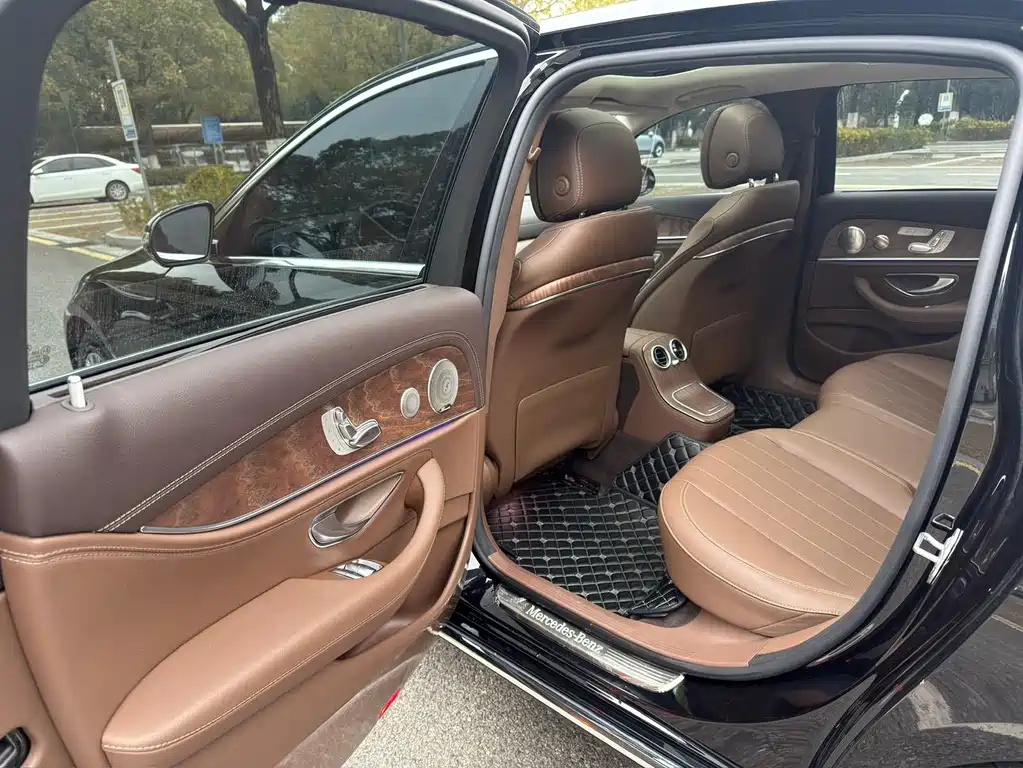 Mercedes-Benz E-Class 2023 — фото 14