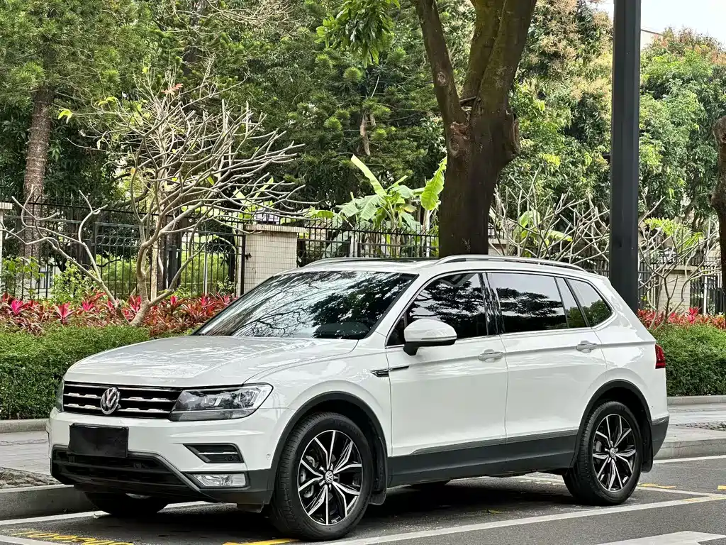Volkswagen Tiguan L 2020 — фото 1