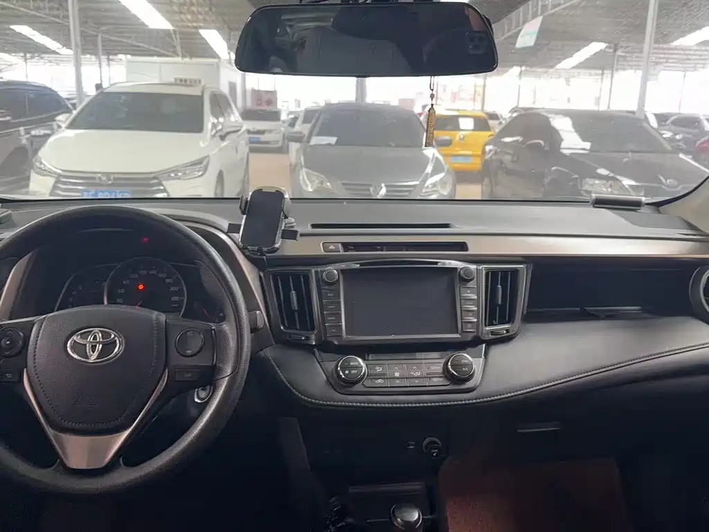 Toyota RAV4 2016 — фото 9