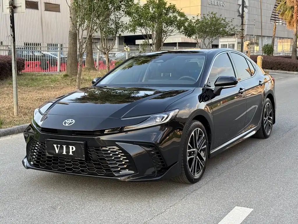 Toyota Camry 2025 — фото 1