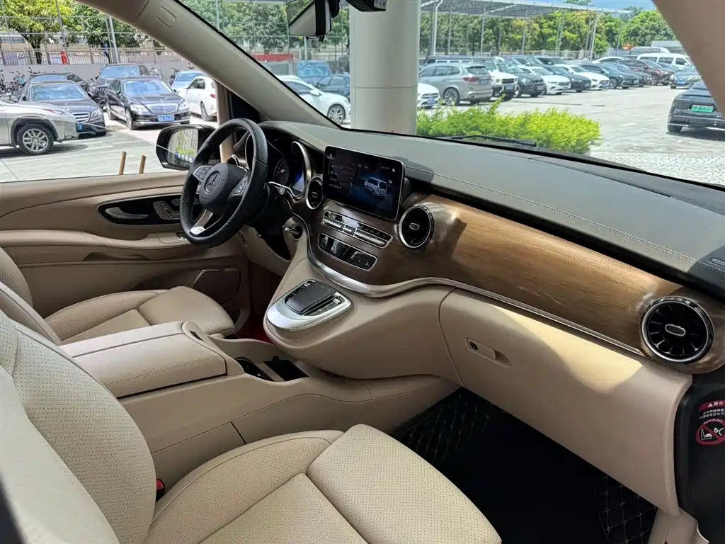Mercedes-Benz V-Class 2023 — фото 31