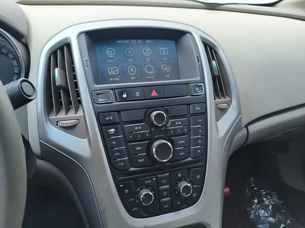 Buick Excelle 2015 — фото 13