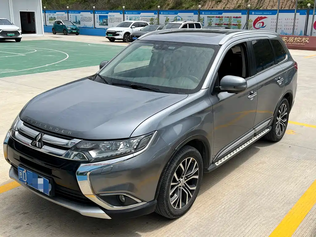 Mitsubishi Outlander 2015 — фото 1