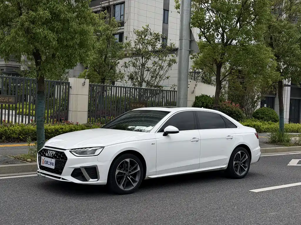 Audi A4L 2022 — фото 1