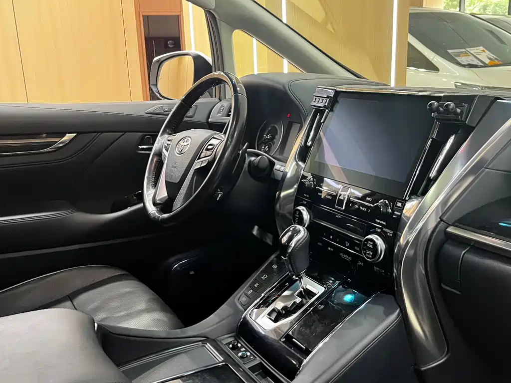 Toyota Vellfire 2022 — фото 10