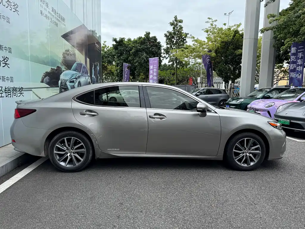 Lexus ES 2018 — фото 14